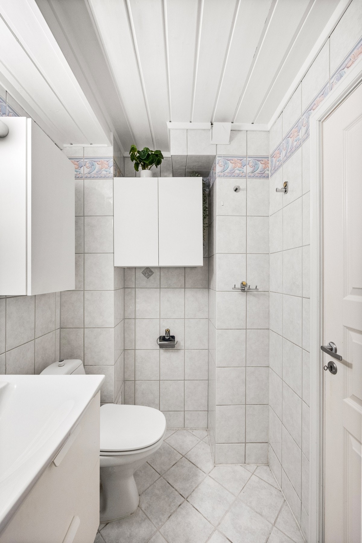 Flislagte overflater og termostatstyrt gulvvarme skaper et stilrent og komfortabelt rom. Galleribilde