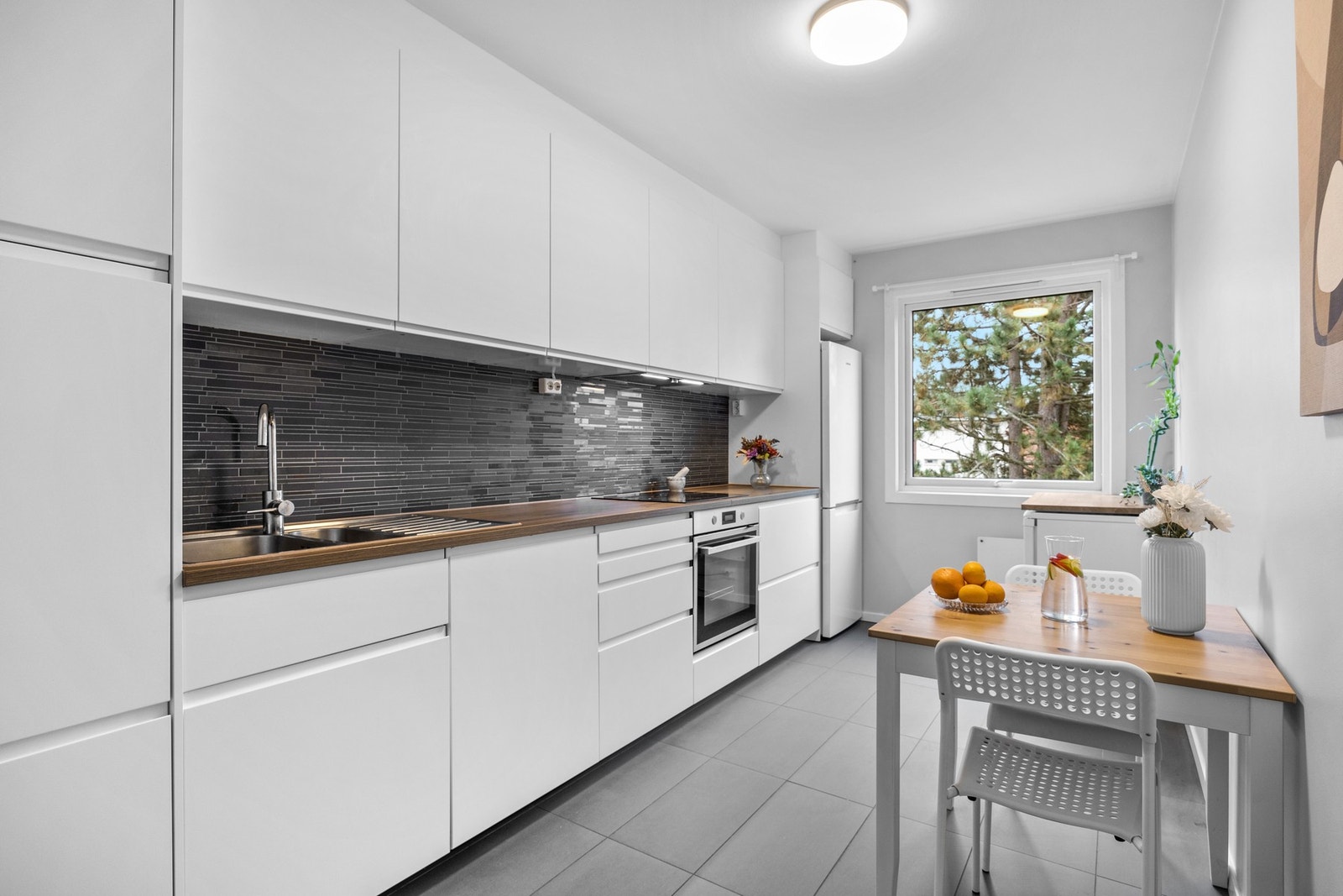 Leiligheten har separat kjøkken, romslig stue og soverom, og en innglasset balkong. Galleribilde