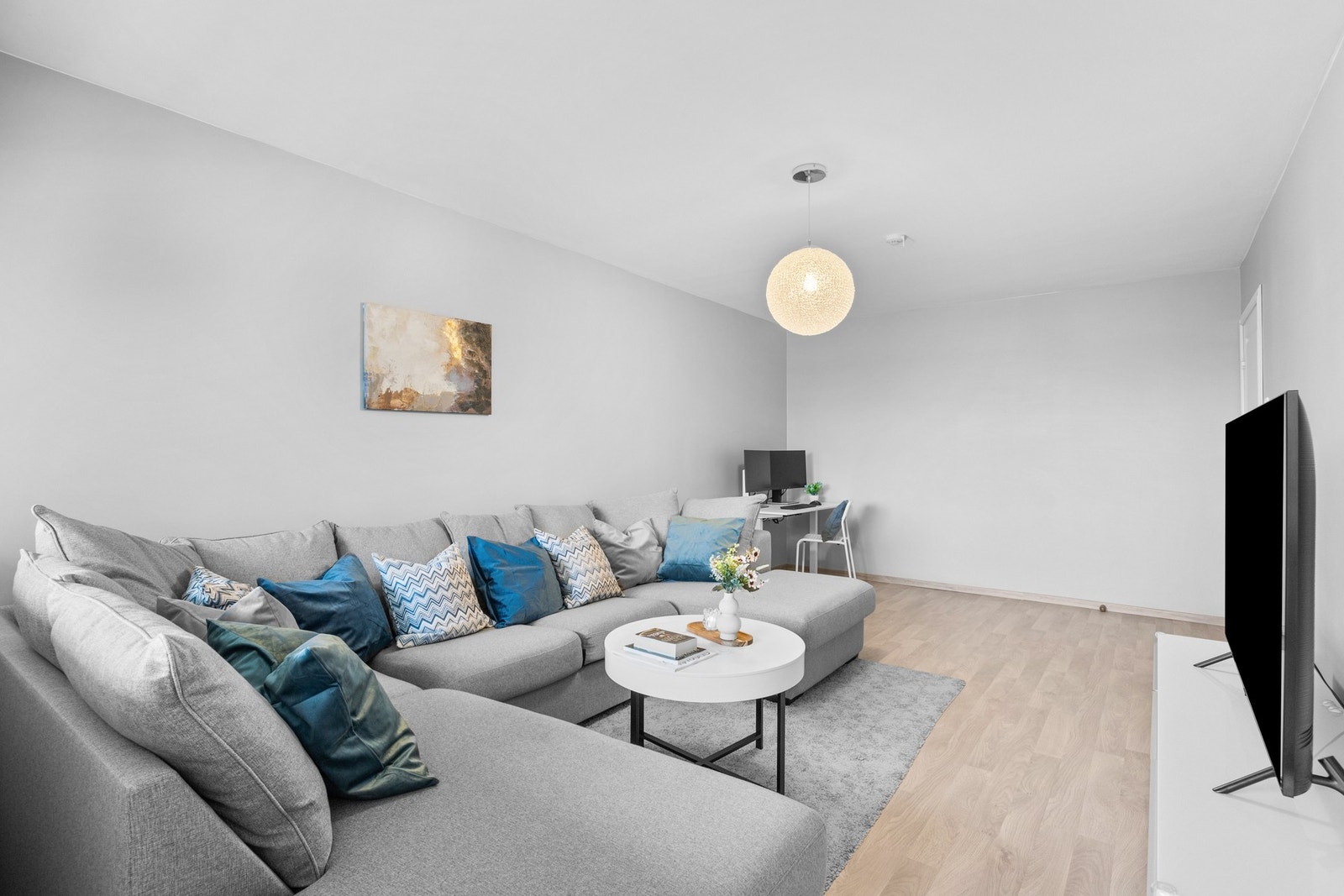 Laminatgulvet og nøytrale vegger gjør det enkelt å tilpasse rommet etter egen stil. Galleribilde