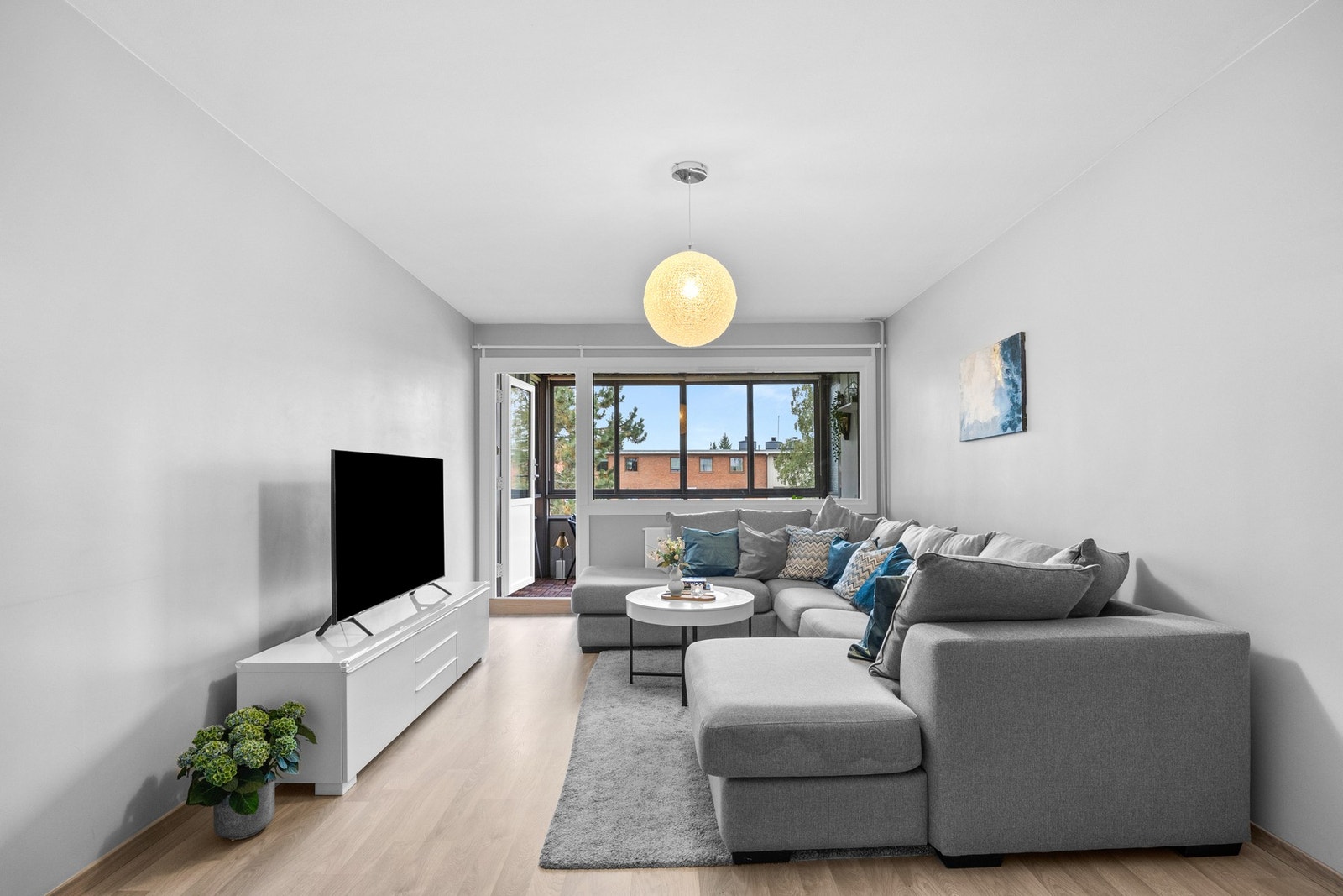 Lys og romslig stue med plass til både sofagruppe og spisebord, samt mulighet for en arbeidsplass eller lesekrok. Galleribilde