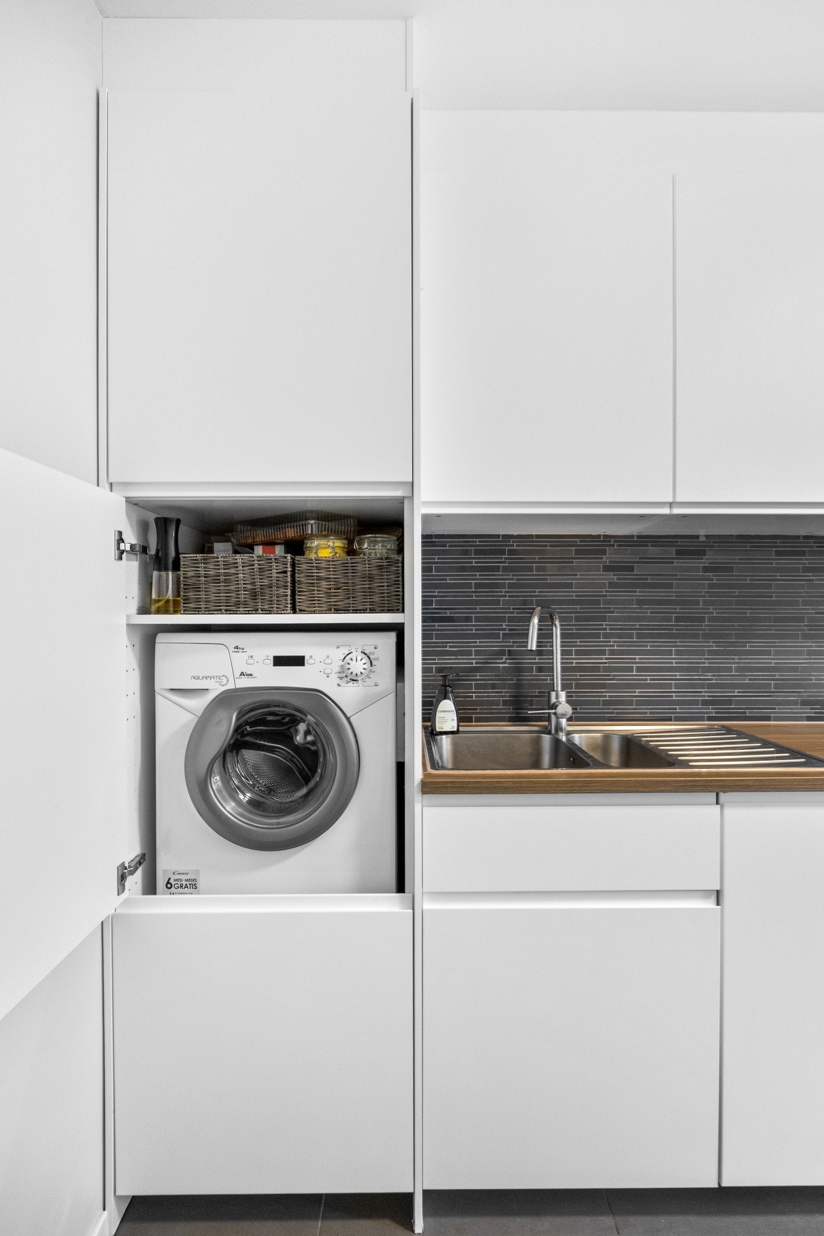 Kjøkkenet har integrert oppvaskmaskin og medfølgende hvitevarer, inkludert komfyr med platetopp og frittstående kjøl-/fryseskap. Galleribilde