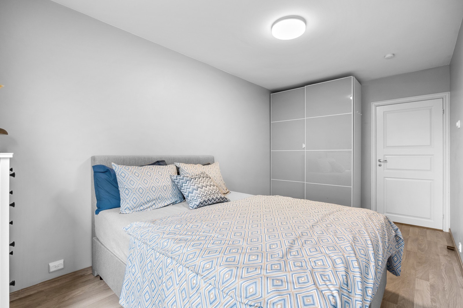 Garderobeskap medfølger. For ytterligere oppbevaring disponerer leiligheten 2 boder. Galleribilde