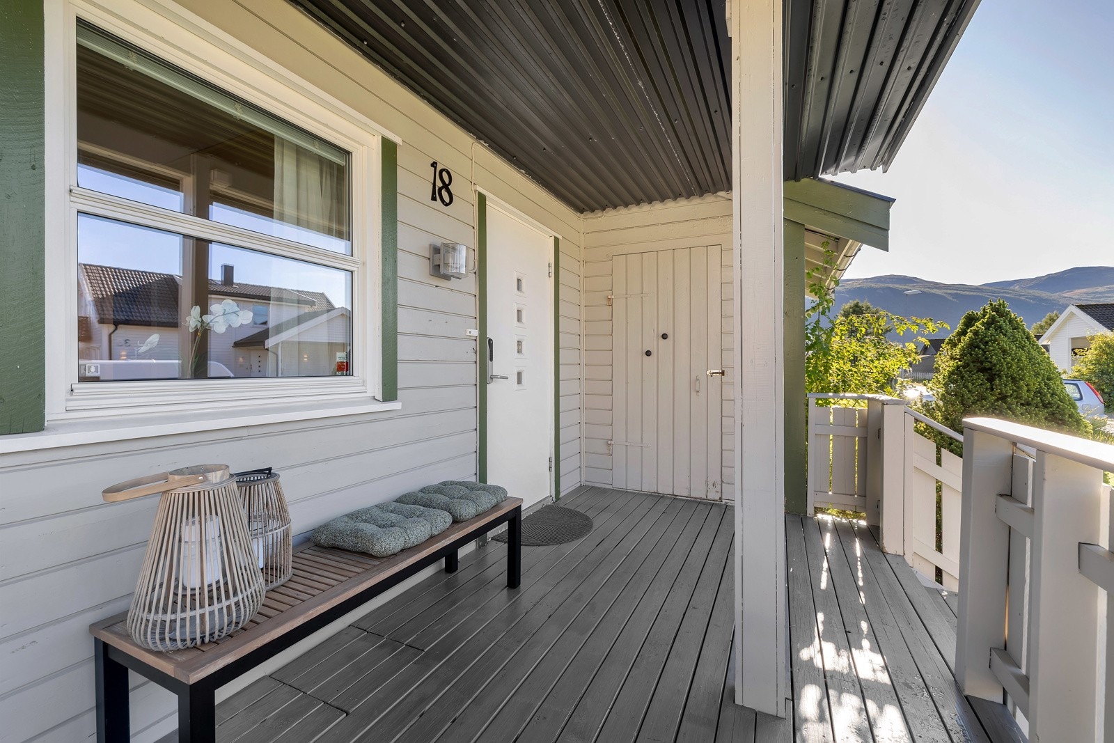 Inngangspartiet er via overbygget terrasse Galleribilde