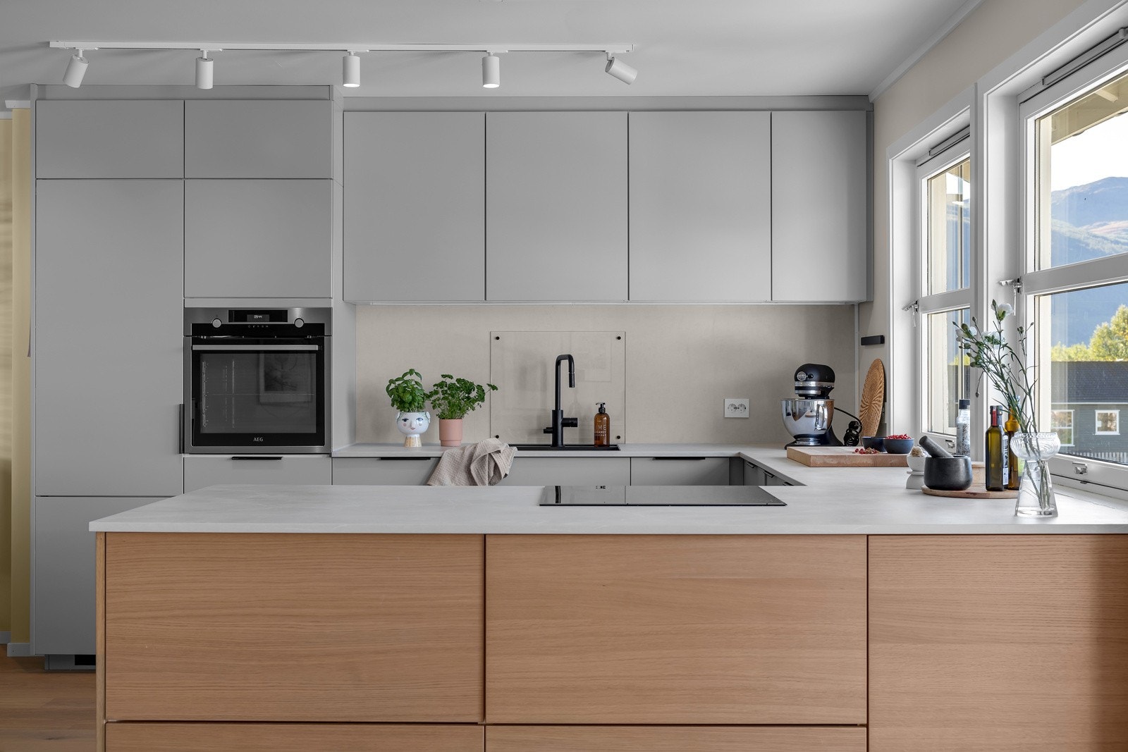 Kjøkkenet er svært innholdsrikt med rikelig skap- og benkeplass Galleribilde