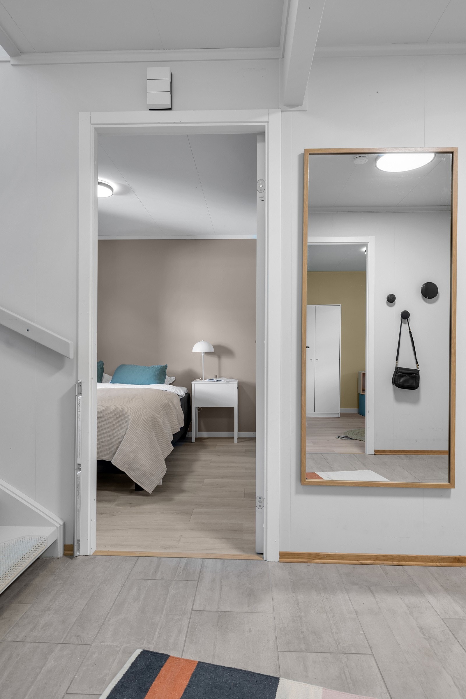 Hovedsoverommet er på motsatt side av hallen Galleribilde