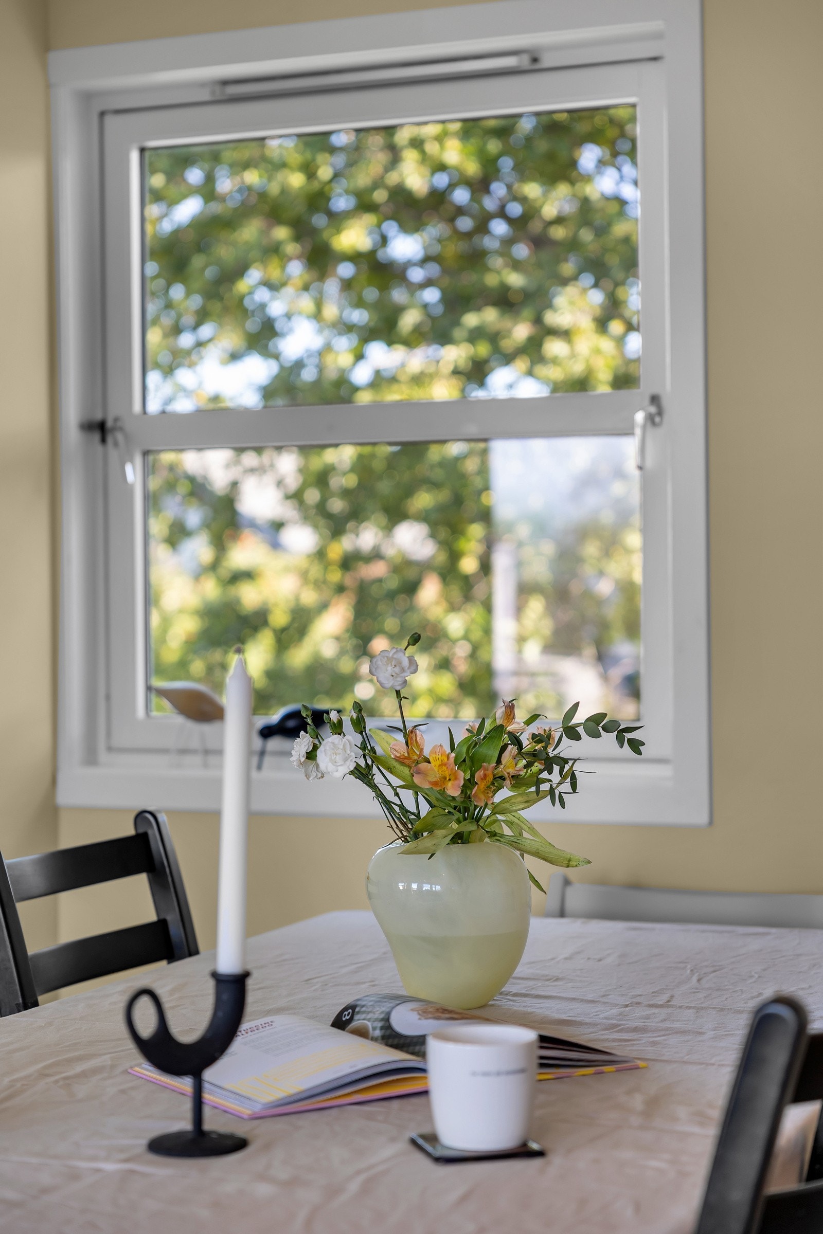 Vinduet i spisestuen slipper inn fint lys Galleribilde