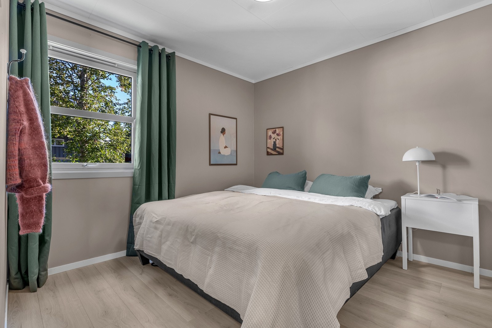 Fint soverom med plass til både dobbeltseng og garderobe Galleribilde