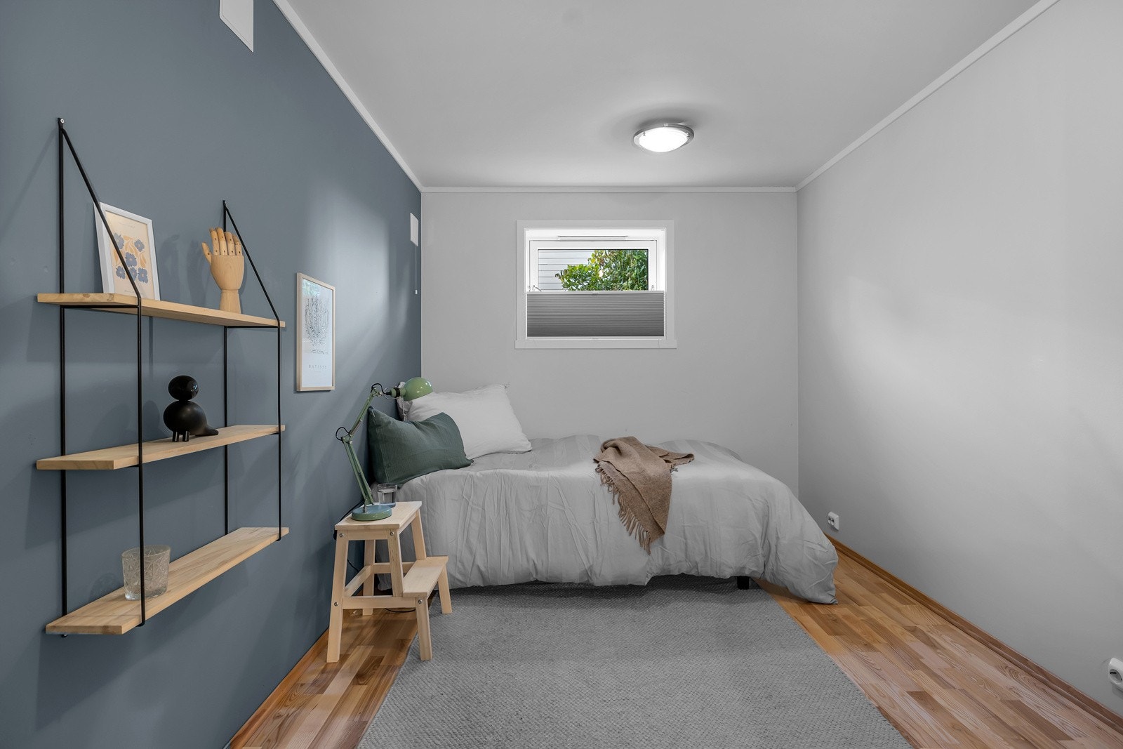 Marielund er en svært innholdsrik bolig. I underetasjen er det flere store rom som i dag nyttes som gjesterom (disse er ikke tegnet inn som beboelsesrom i originale tegniner og kan derfor ikke betegnes som soverom) Galleribilde