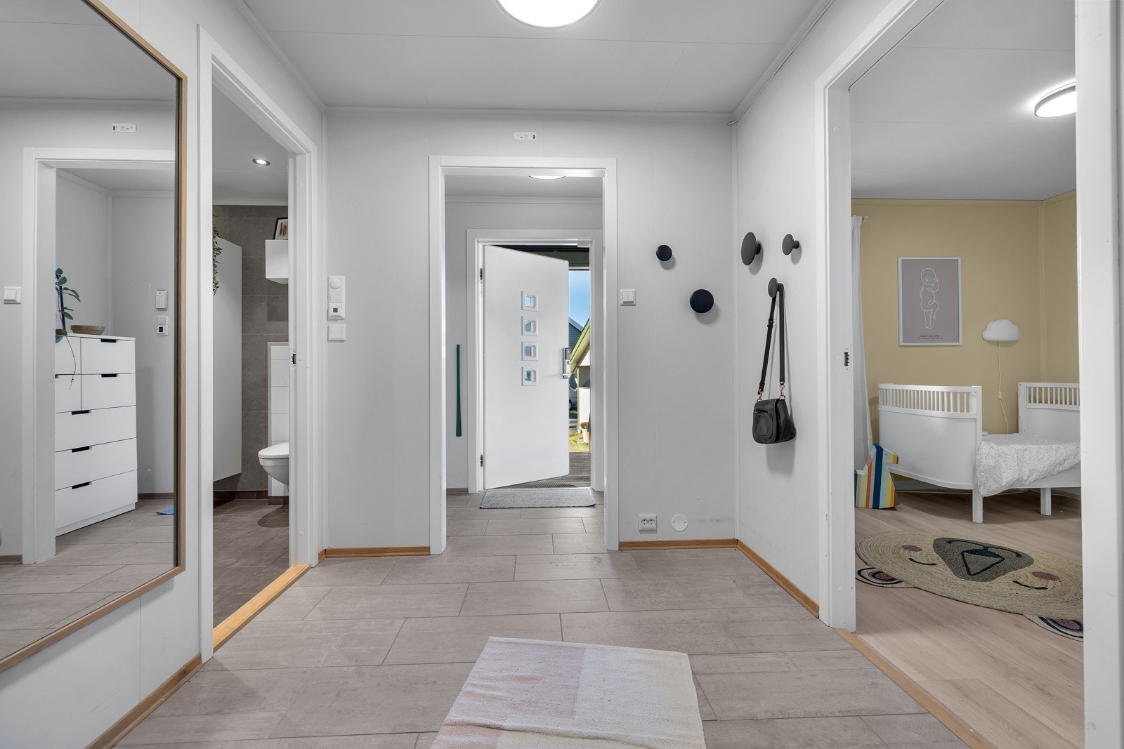 Fra inngangspartiet ledes du videre til hall som forgrener seg til 3 soverom og bad Galleribilde