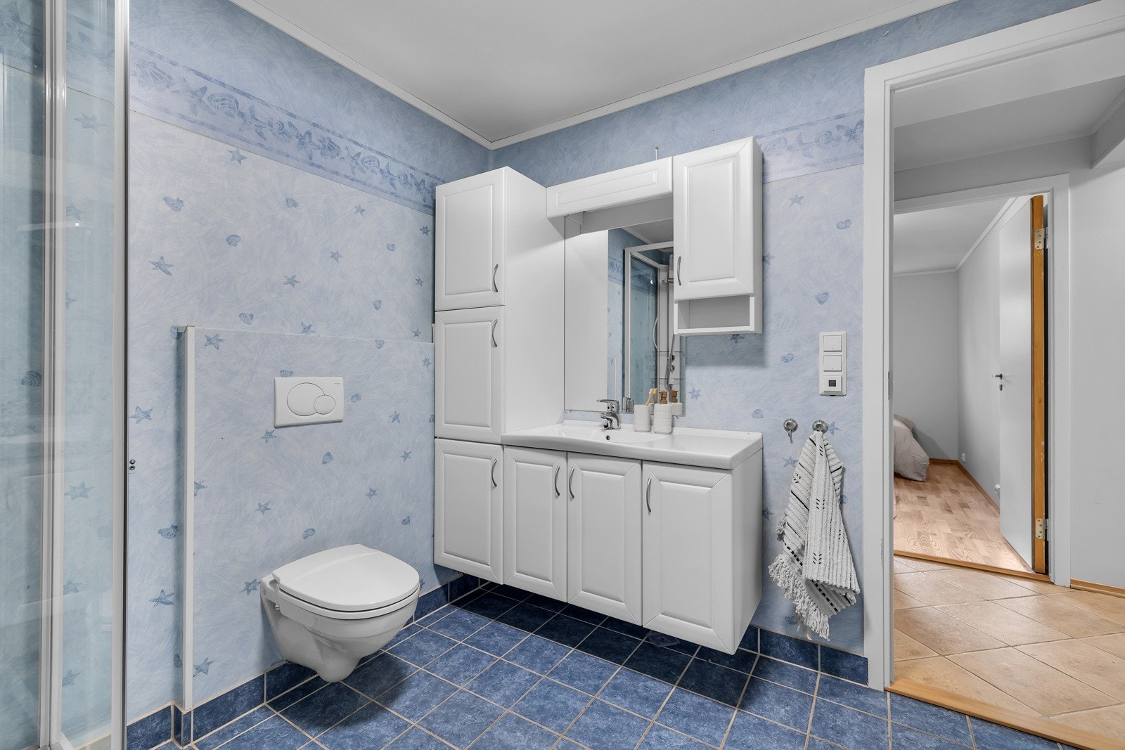 I u. etasjen finner du boligens 2. bad som i dag nyttes som vaskerom Galleribilde