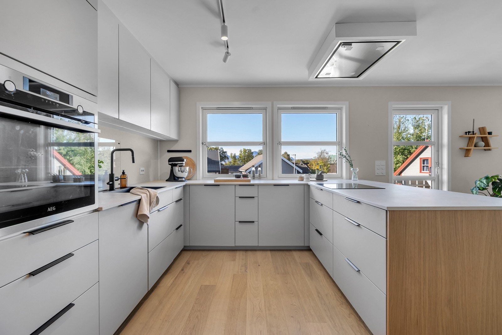 Fra kjøkkenbenken nyter du utsikten mot sundet og Bentsjordtindene Galleribilde