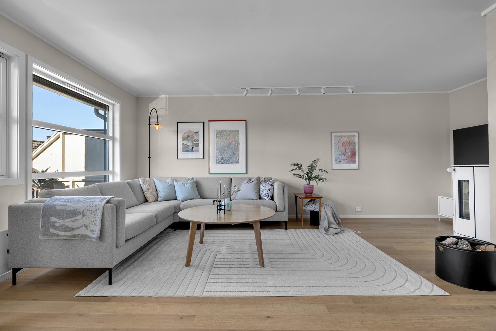 Tilbake i stuen igjen finner du plass til flere soner; denne delen er brukt til dagligstue Galleribilde