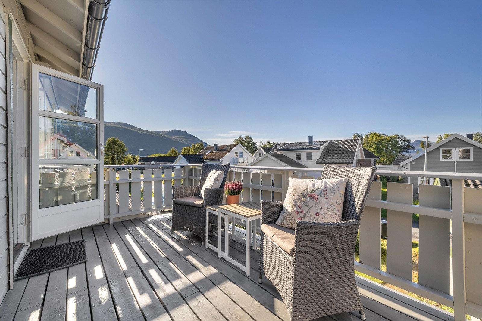 Fra stua er det utgang til sørvendt og solrik veranda Galleribilde