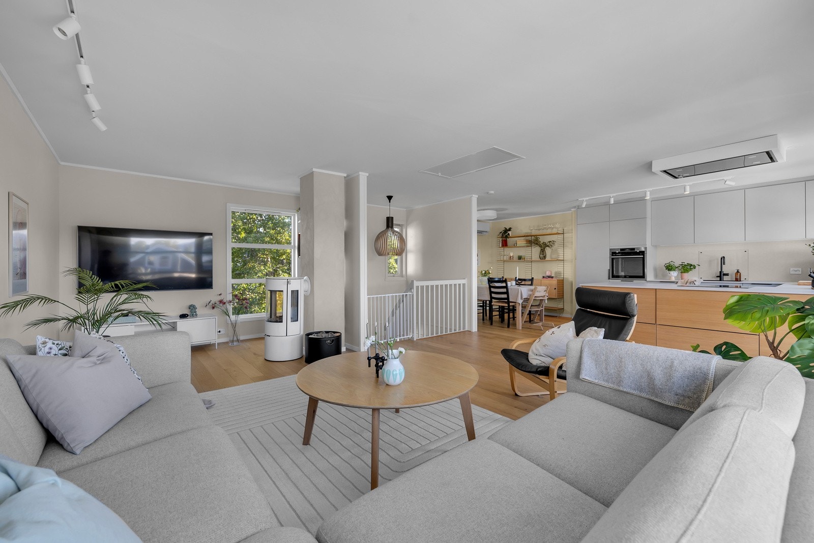 I motsatt ende av rommet finner du et lekkert kjøkken og en koselig spisestue Galleribilde