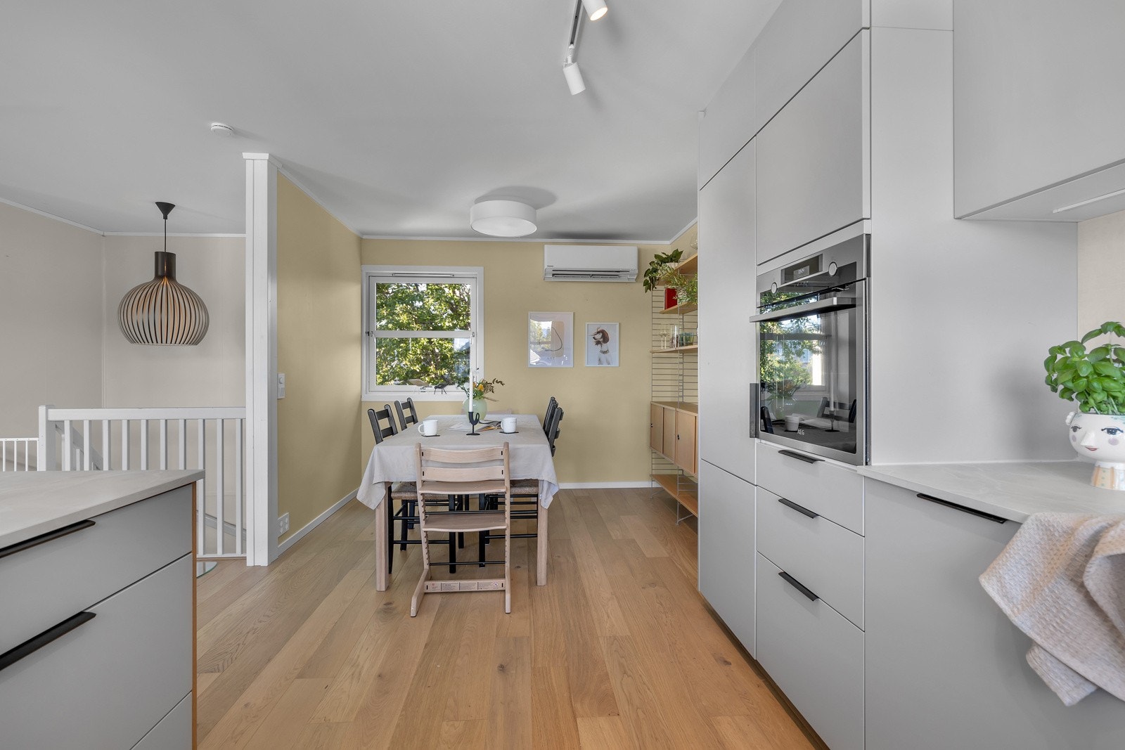 Spisestuen finner sin naturlige plass i tilknytning til kjøkkenet Galleribilde