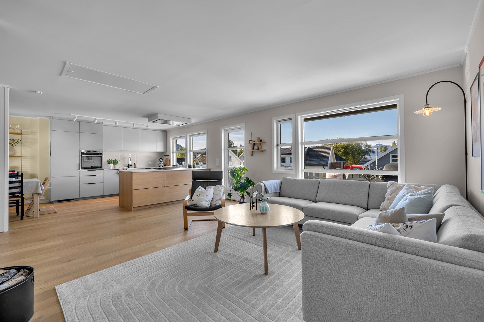 2. etasje er dedikert i sin helhet til stue og kjøkken Galleribilde