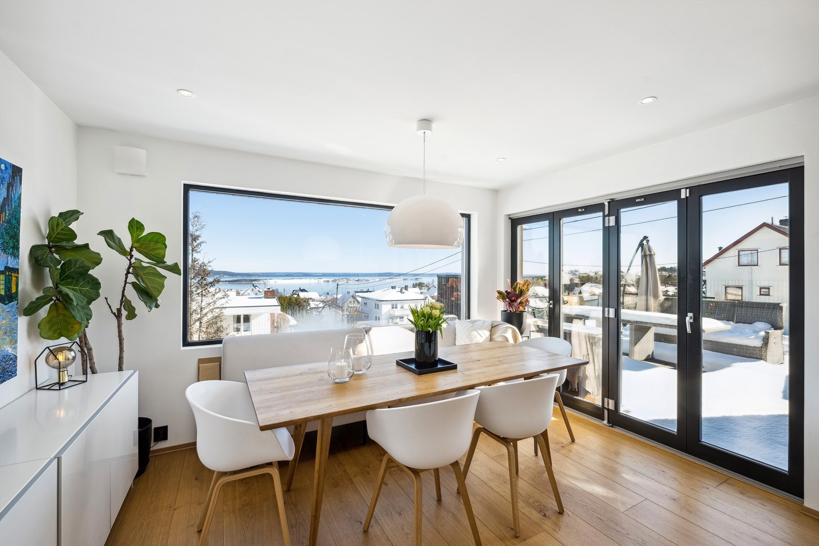 Fra spisestuen er det utgang til terrasse og nedgang til hage Galleribilde