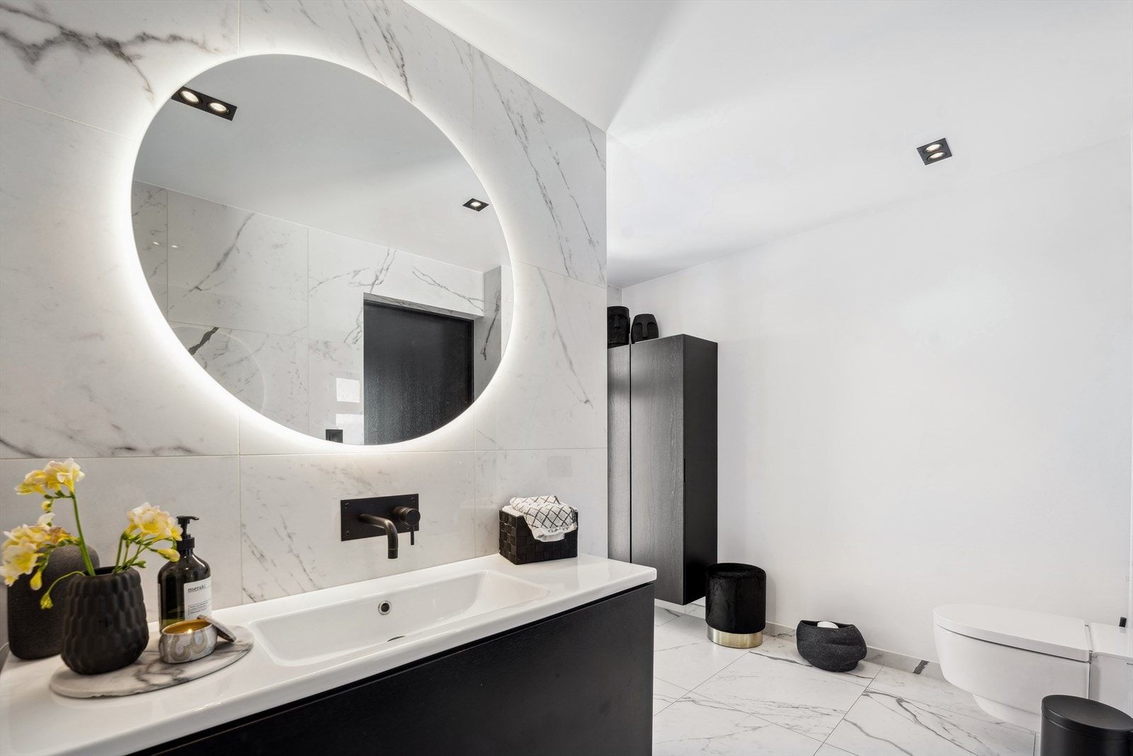 Badet har dusjnisje, baderomsinnredning og wc med spylefunksjon Galleribilde