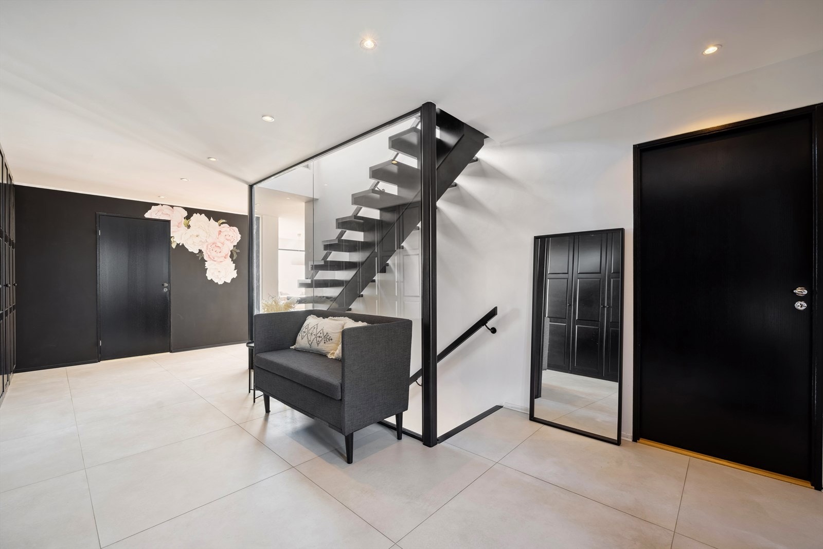 Boligen har en stor og flott hall Galleribilde