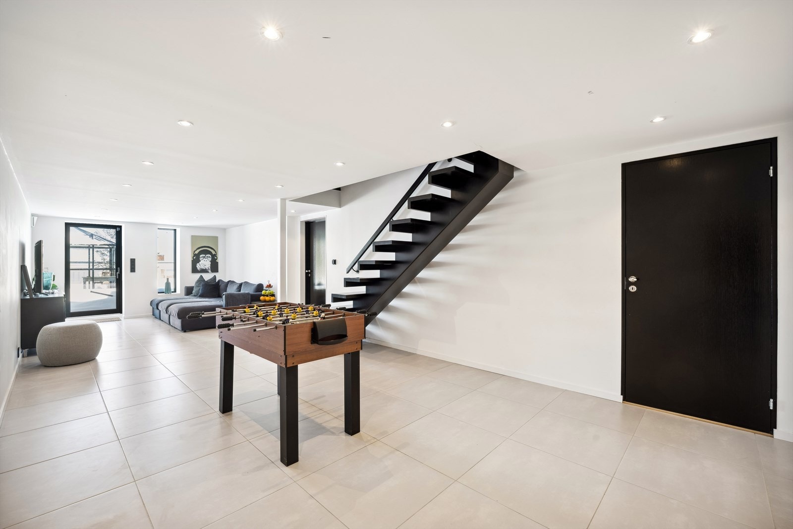 Her er det en stor kjellerstue med egen utgang Galleribilde