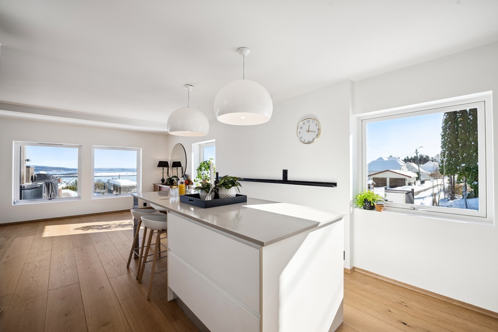 Store vindusflater med mye innlys Galleribilde