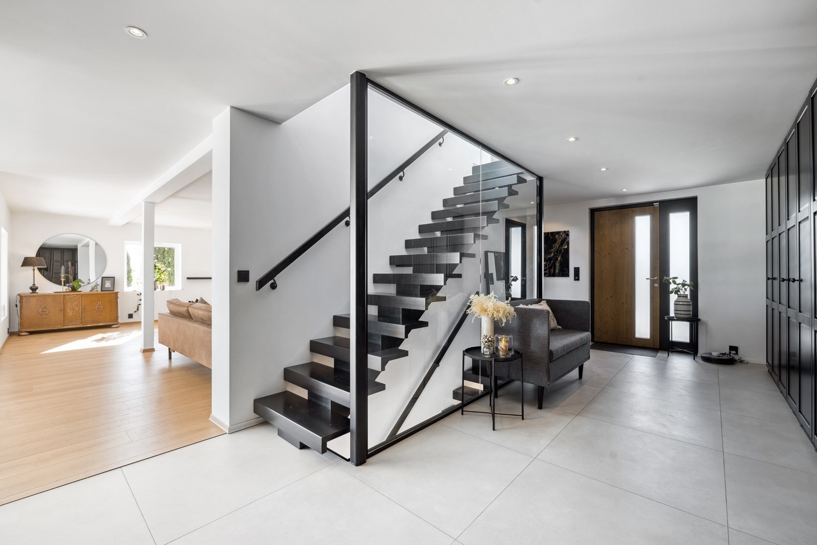 I hallen er det masse skapplass (på hele langveggen) Galleribilde