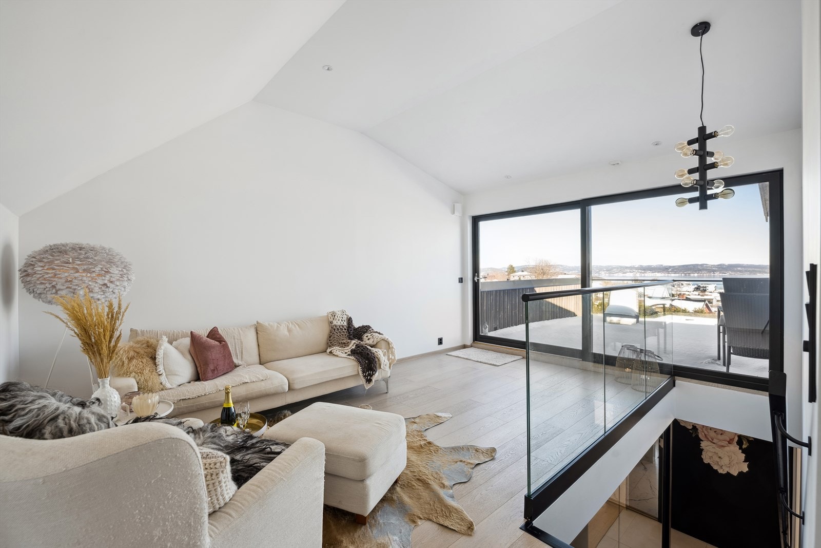 Fra loftsstuen er det utgang til en flott terrasse med nydelig sjøutsikt Galleribilde