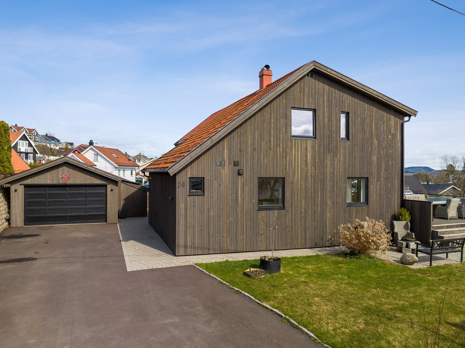 Garasje og godt med biloppstillingsplasser på tomten Galleribilde