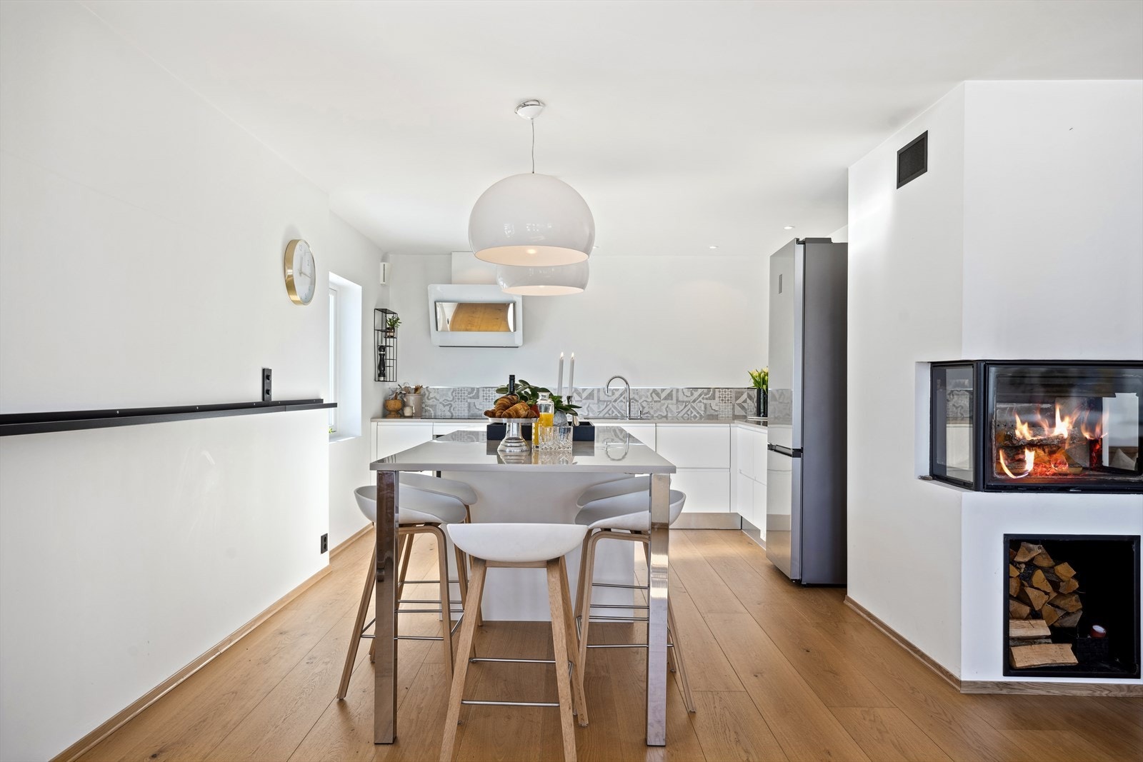 Koselig spiseplass med kjøkkenøy Galleribilde