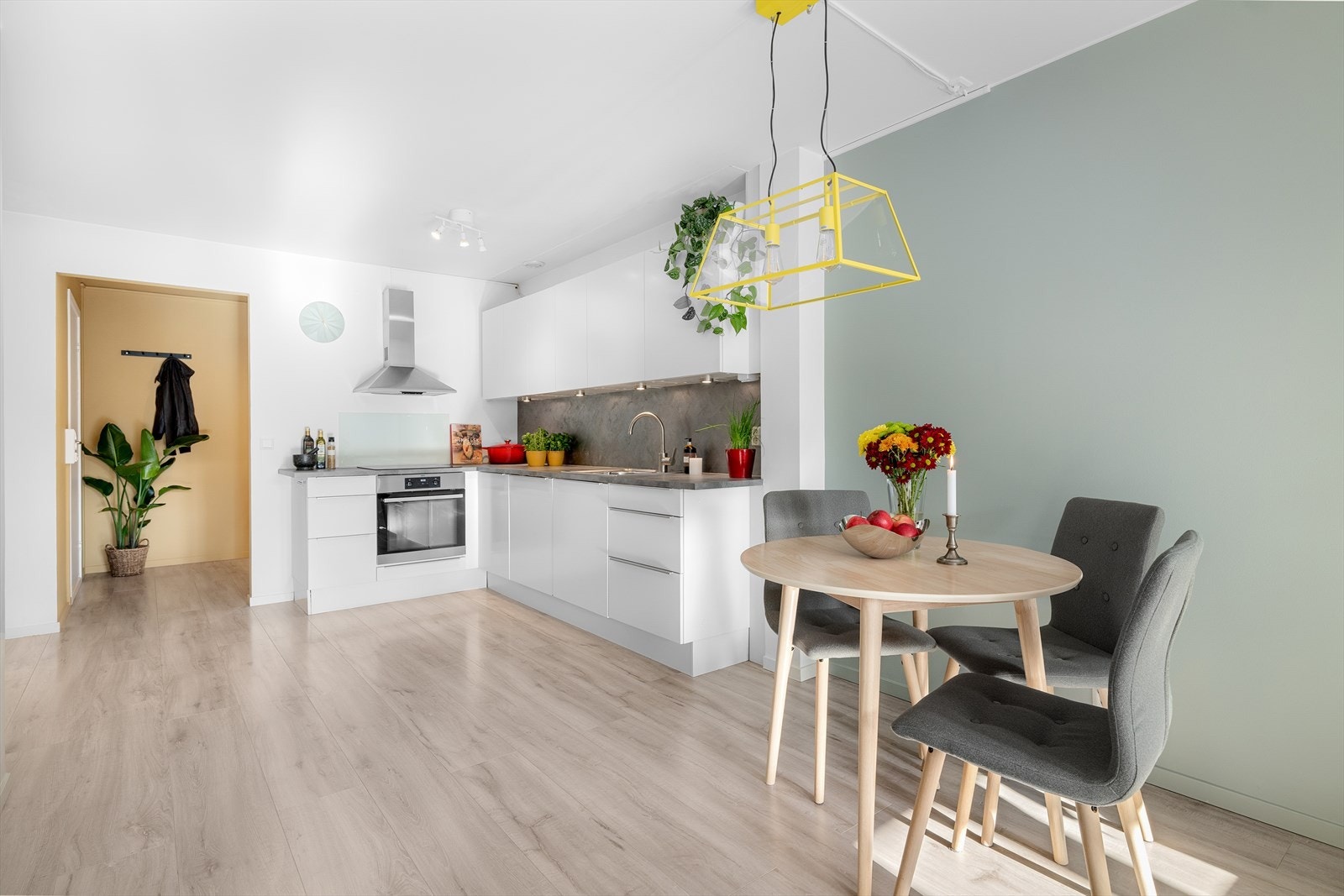 God plass til en hyggelig spiseplass i tilknytning til kjøkkenet. Galleribilde