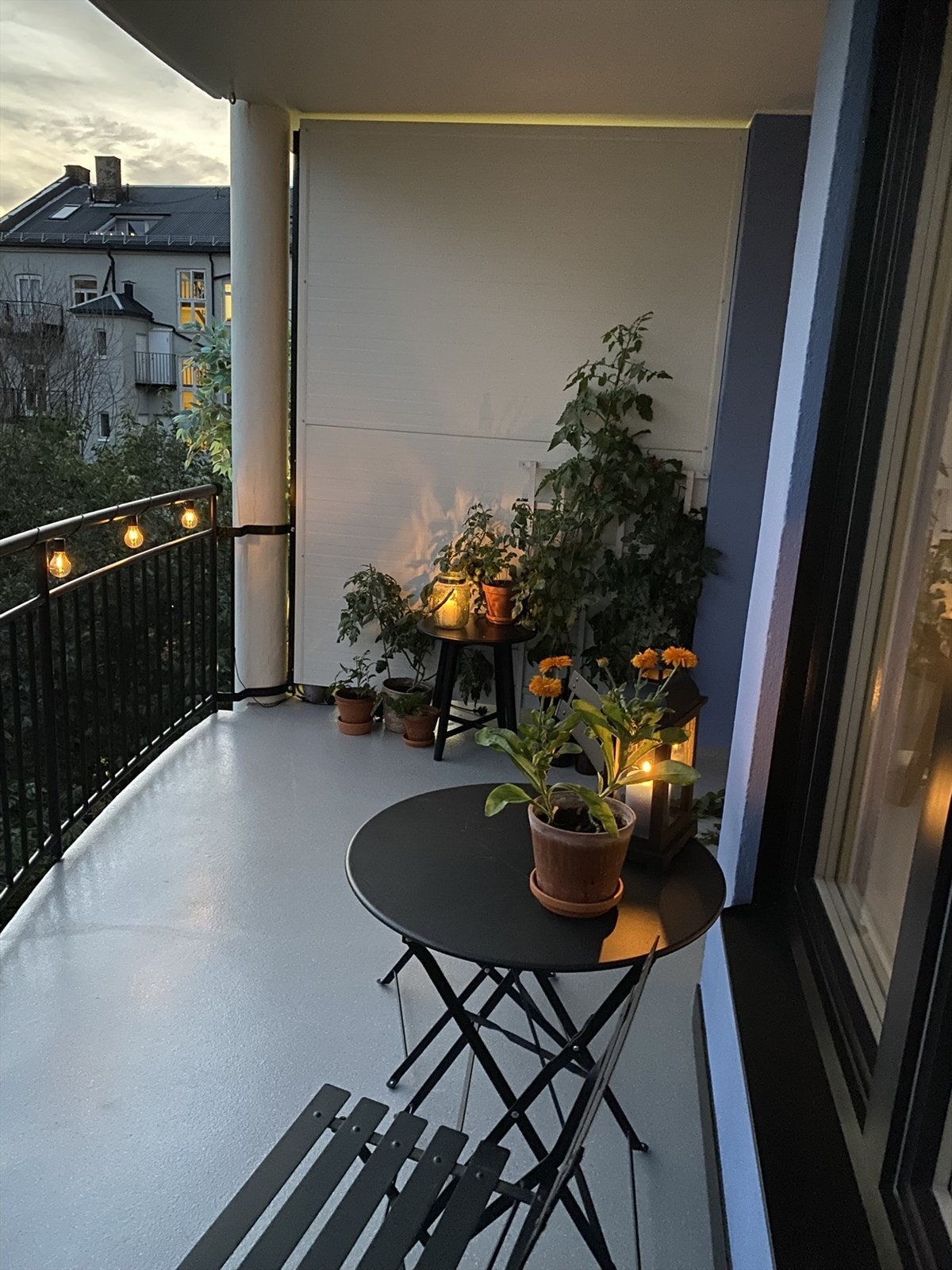 Nyt lune sommerkvelder på din egen private og skjermede balkong. Galleribilde