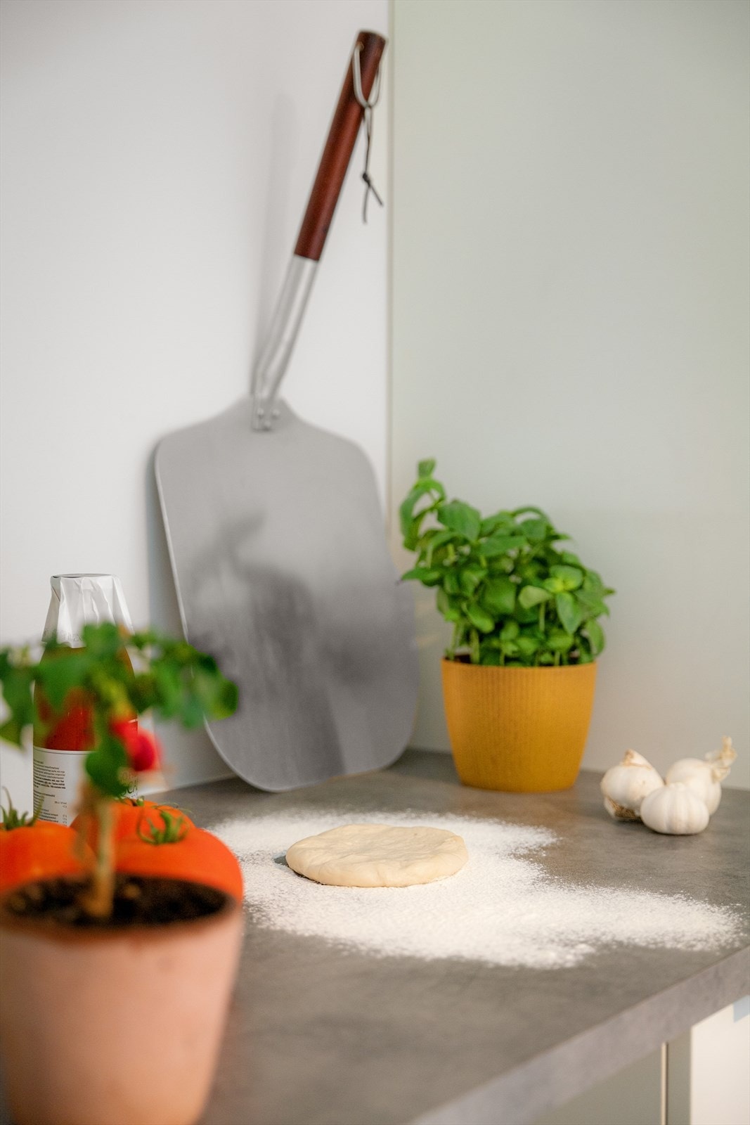 HTH-kjøkken med funksjonell laminatbenkeplate - perfekt for kulinariske utskeielser. Galleribilde