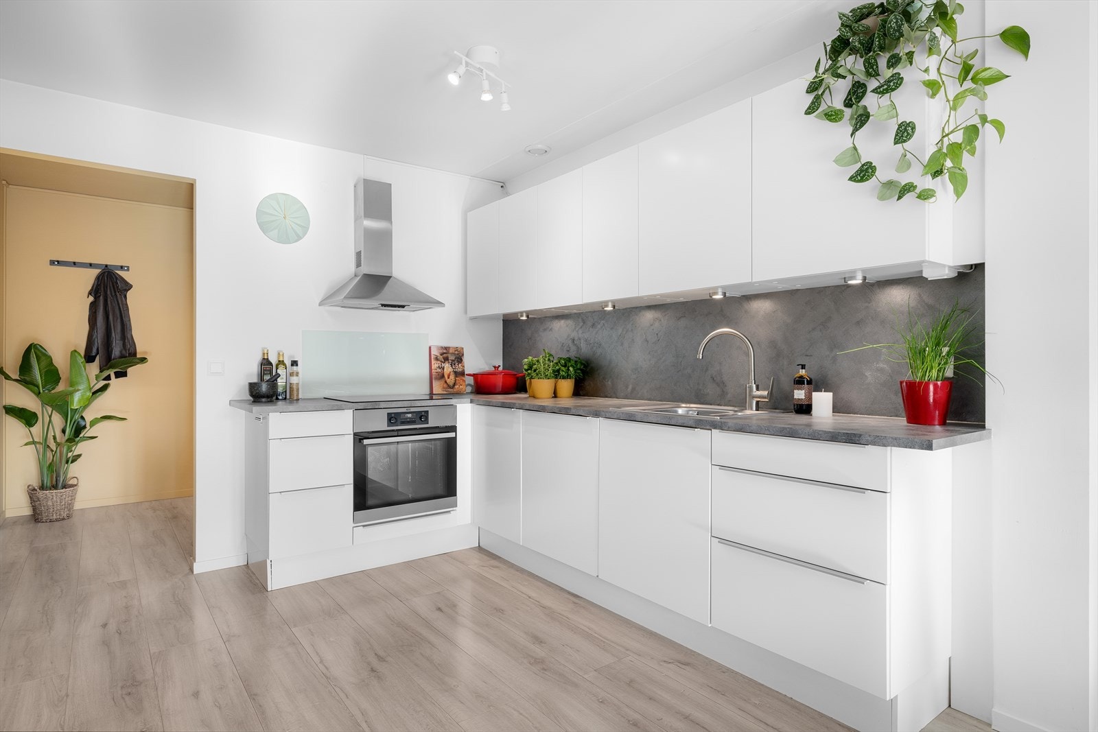 Stilrent kjøkken med integrert platetopp, stekeovn (2020) og ventilator med kullfilter. Galleribilde