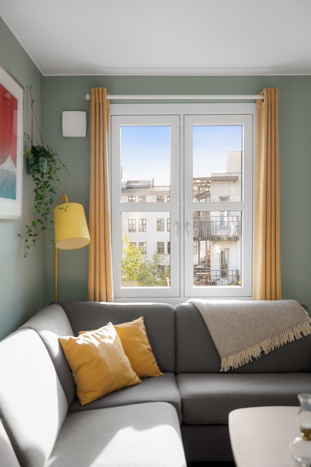 Nye vinduer fra 2024 slipper inn rikelig med dagslys i stuen. Galleribilde