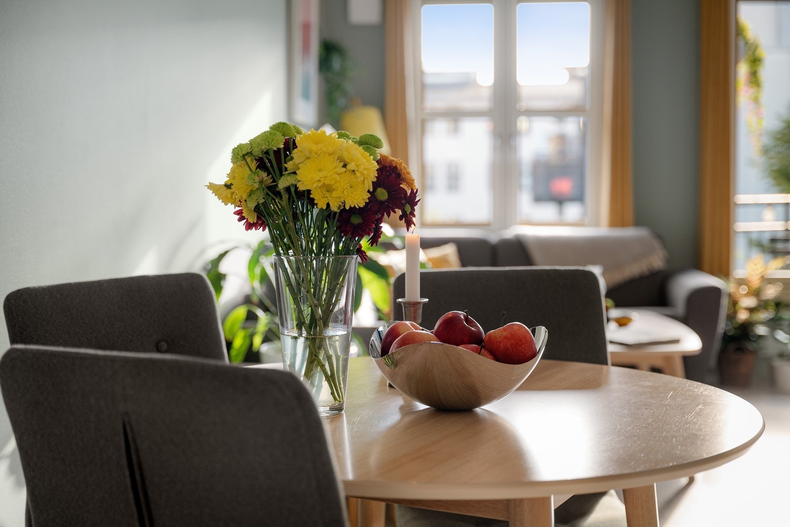 Den åpne løsningen binder stue og kjøkken sammen i en sosial og innbydende sone. Galleribilde