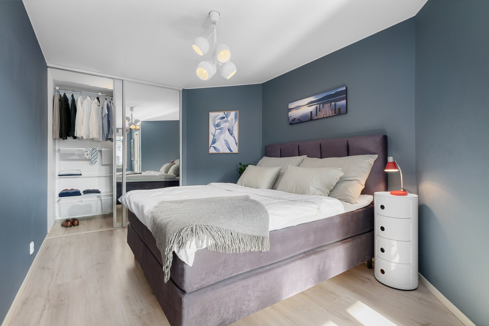 Romslig soverom med en stor Elfa garderobeløsning med speilfronter, her er det rikelig med lagringsplass. Galleribilde