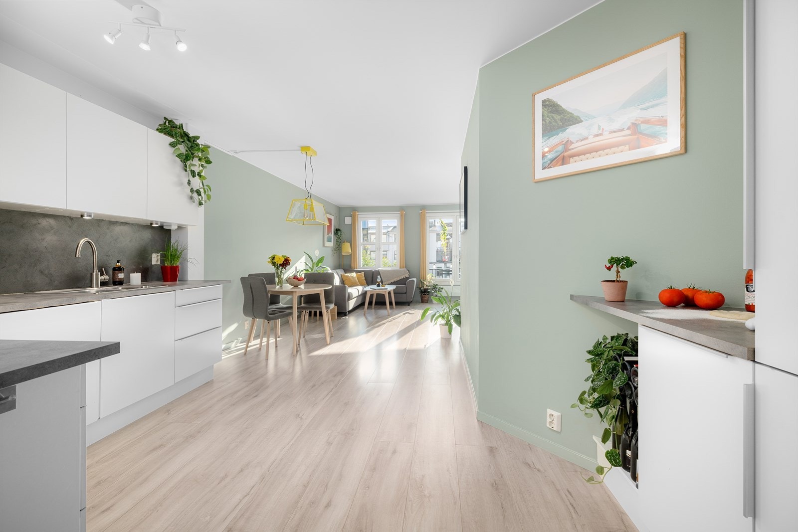 Gjennomgående laminatgulv skaper en helhetlig og harmonisk følelse i leiligheten. Galleribilde