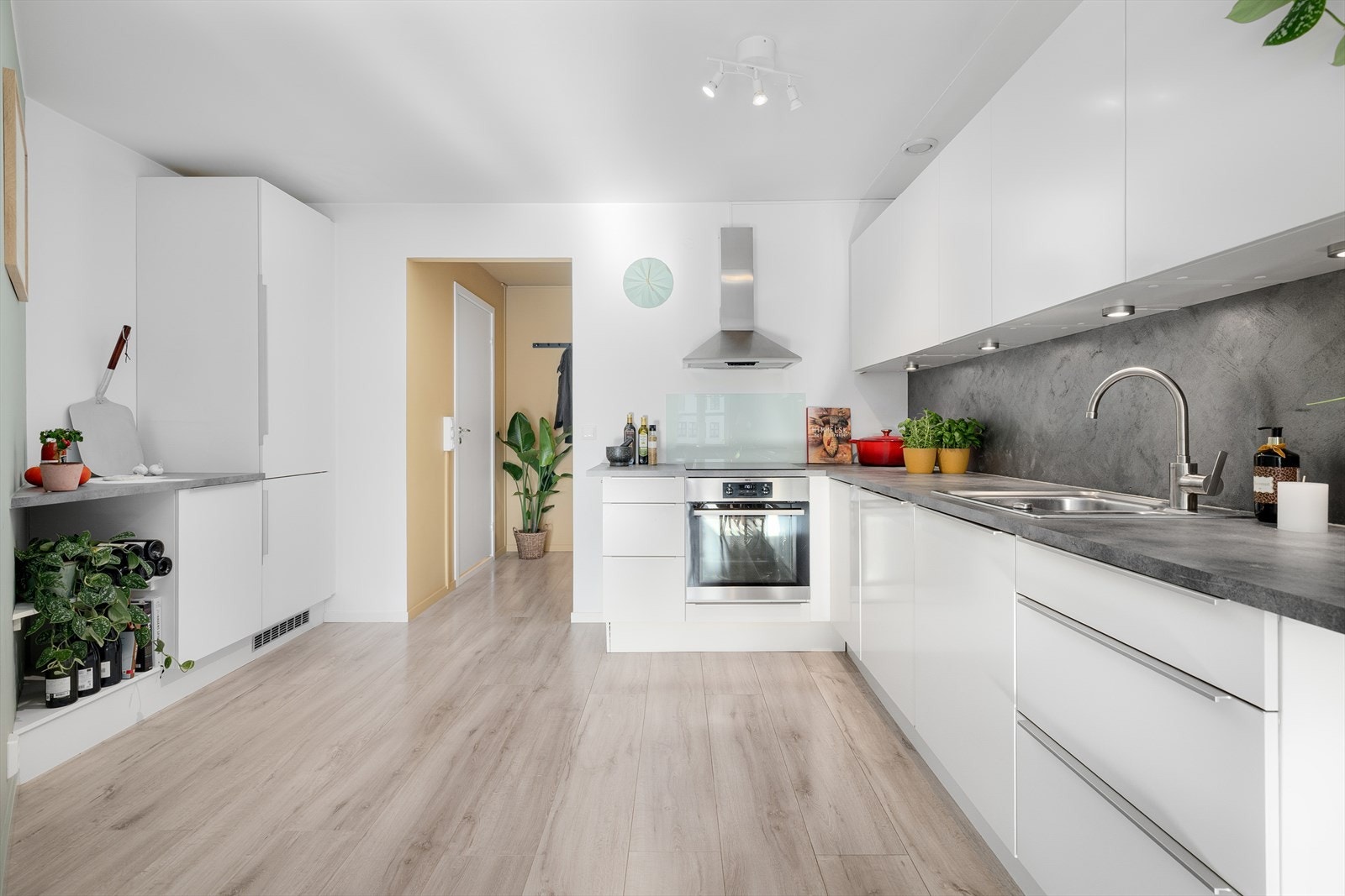 HTH-kjøkkeninnredning med glatte fronter og rikelig med skap- og benkeplass. Galleribilde