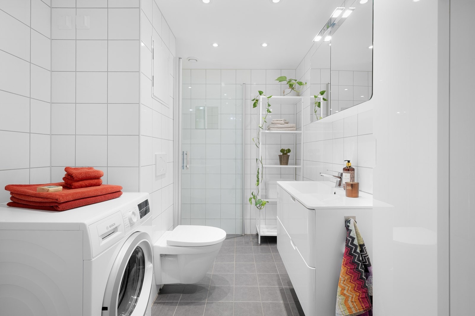 Delikat bad modernisert i 2015, med opplegg for vaskemaskin og god oppbevaringsplass. Galleribilde