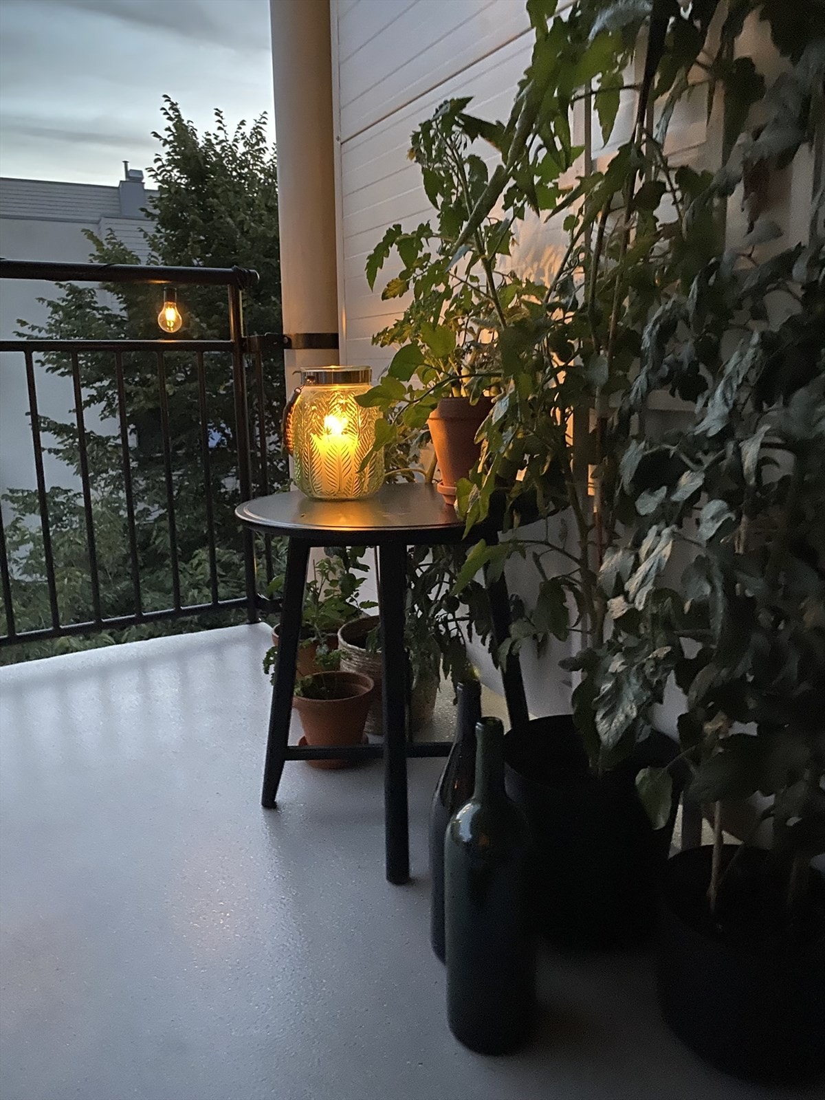 Balkongen blir en stemningsfull uteplass også på kveldstid. Galleribilde