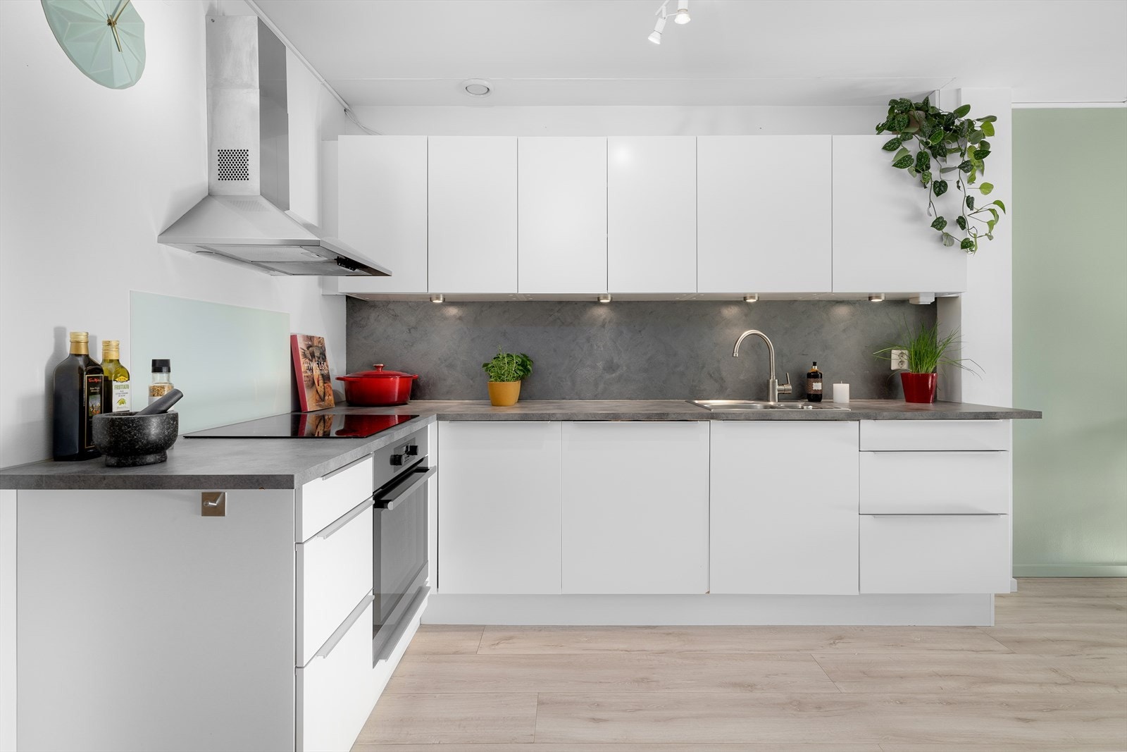 God arbeidsbelysning over en solid og funksjonell kjøkkenbenk. Galleribilde