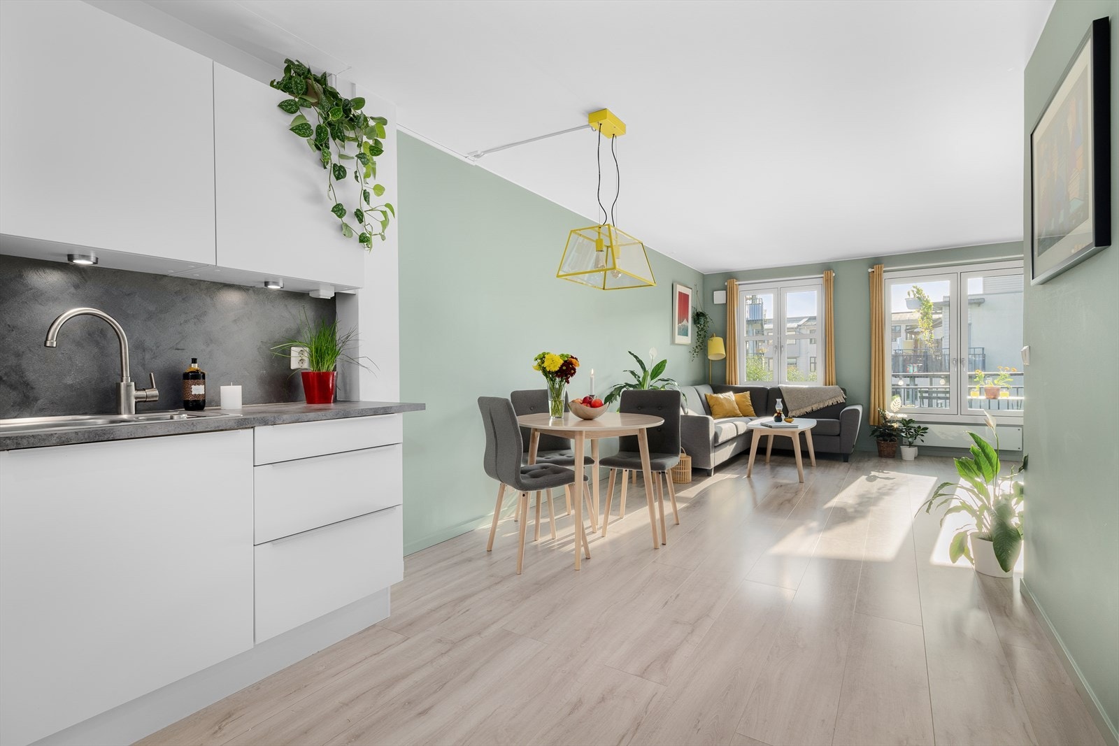 Åpen og sosial stue-/kjøkkenløsning som er leilighetens naturlige samlingspunkt. Galleribilde