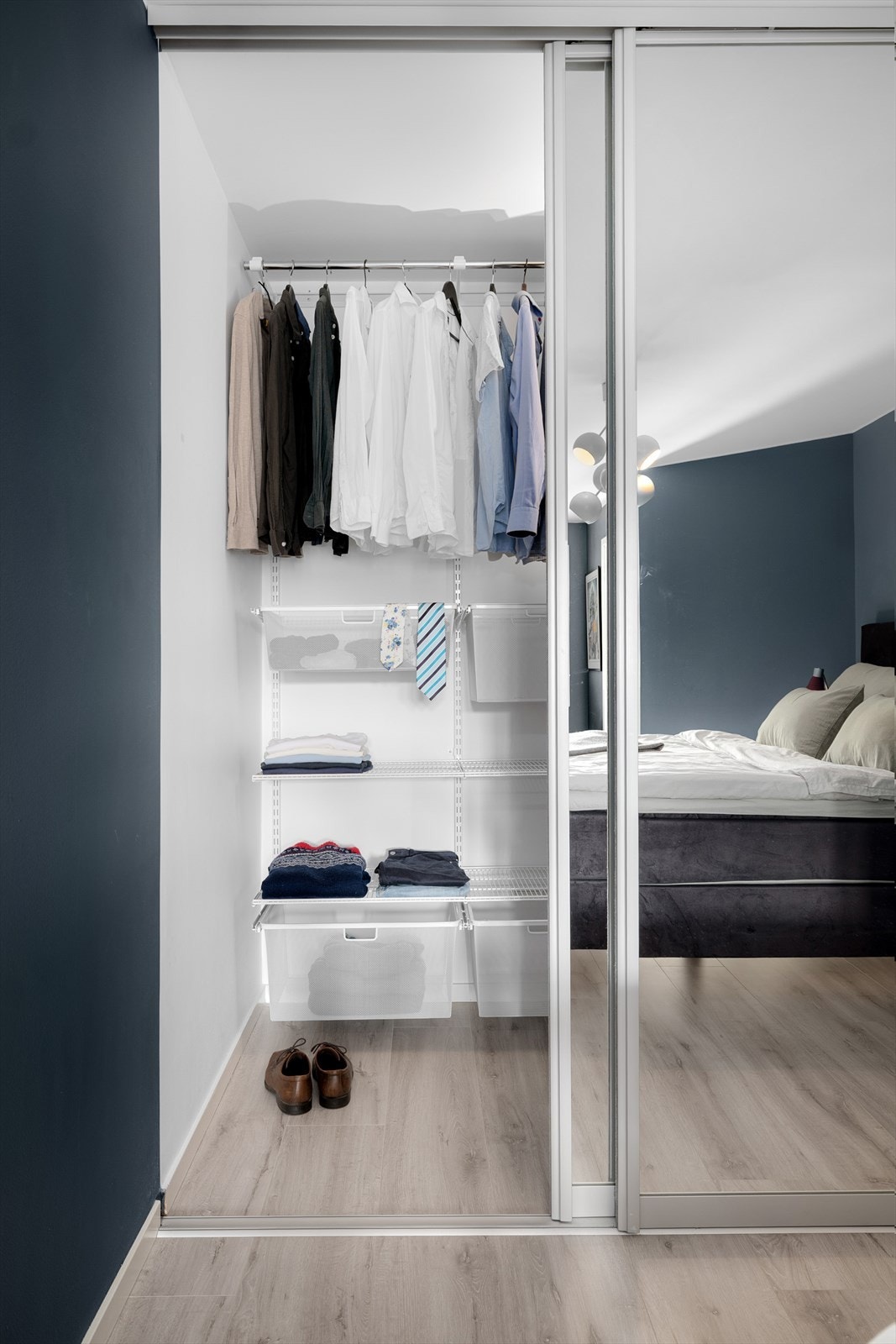 Fleksibelt garderobesystem fra Elfa gir rikelig og organisert oppbevaringsplass. Hyller og skuffer kan enkelt kobles av, justeres og tilpasses etter eget ønske. Galleribilde