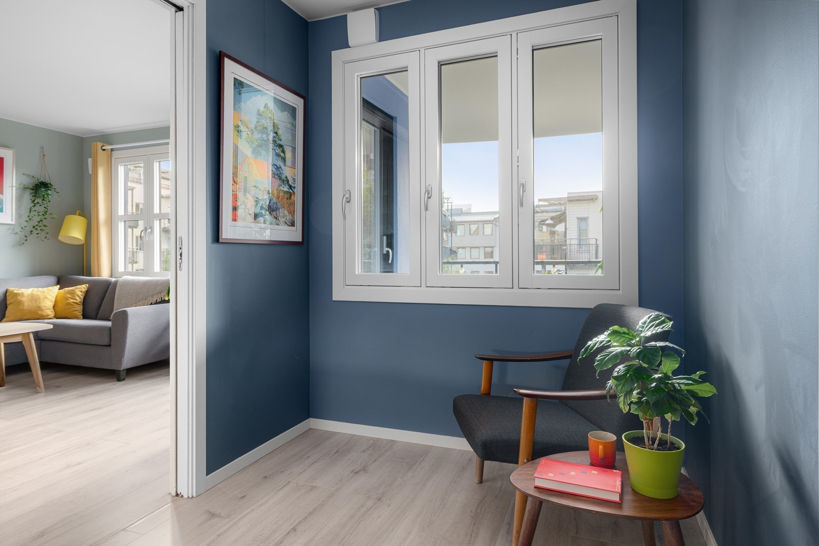 En hyggelig krok med nye vinduer fra 2024, perfekt for en lesestol. Her er det også rikelig med plass til et stort skrivebord om man ønsker det. Galleribilde