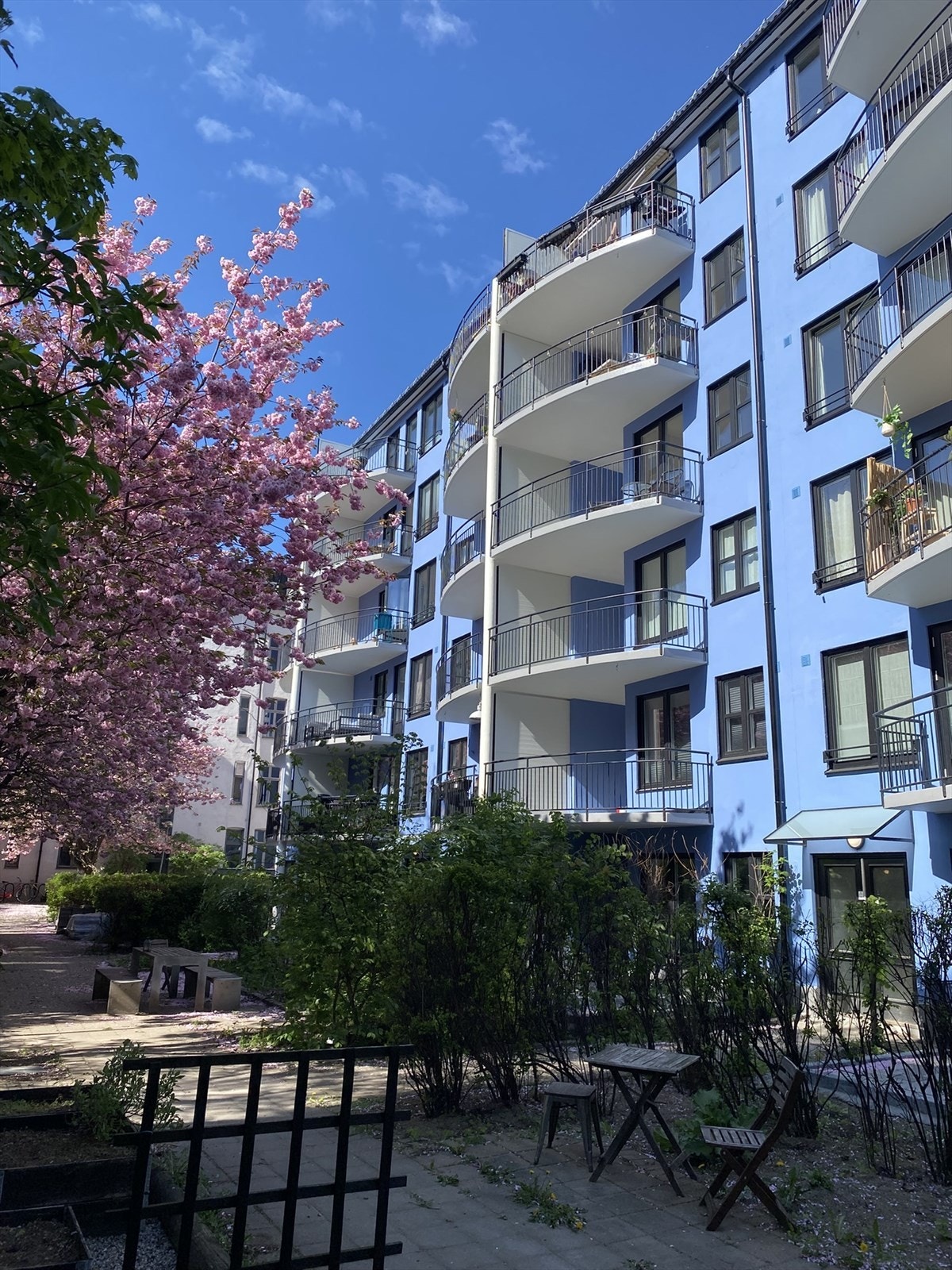 Bo i et velholdt bygg med nylig rehabilitert fasade (2024) og hyggelige, grønne fellesområder. (Selgers eget bilde) Galleribilde