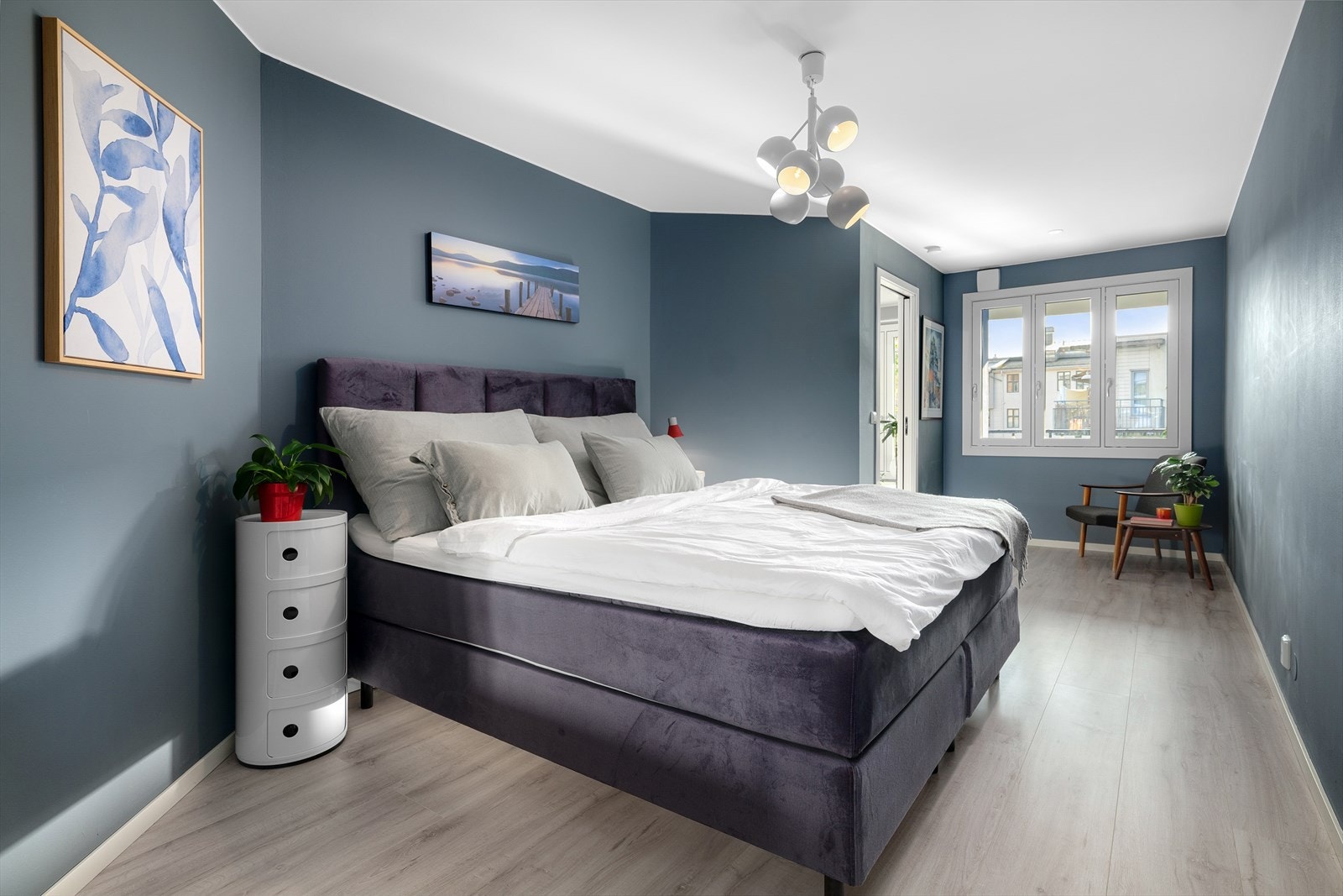 Soverommet har god plass til dobbeltseng og nattbord for en god natts søvn. Galleribilde