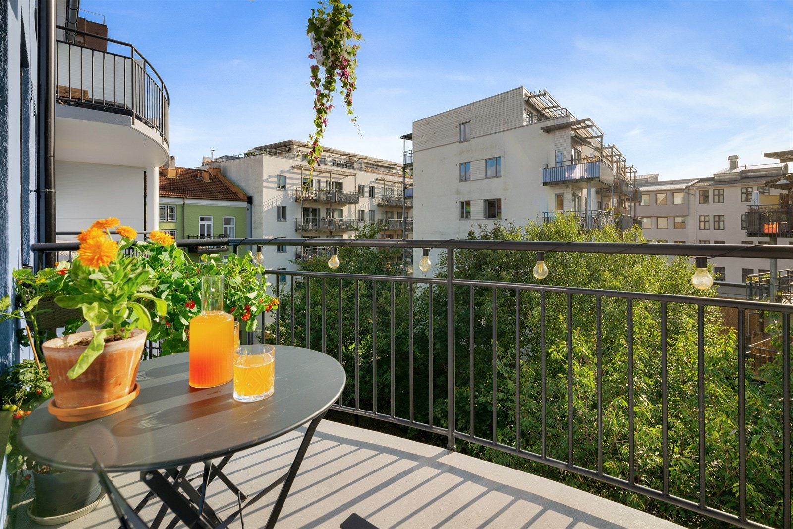 Balkongen er en herlig forlengelse av stuen, med god plass til utemøbler. Galleribilde