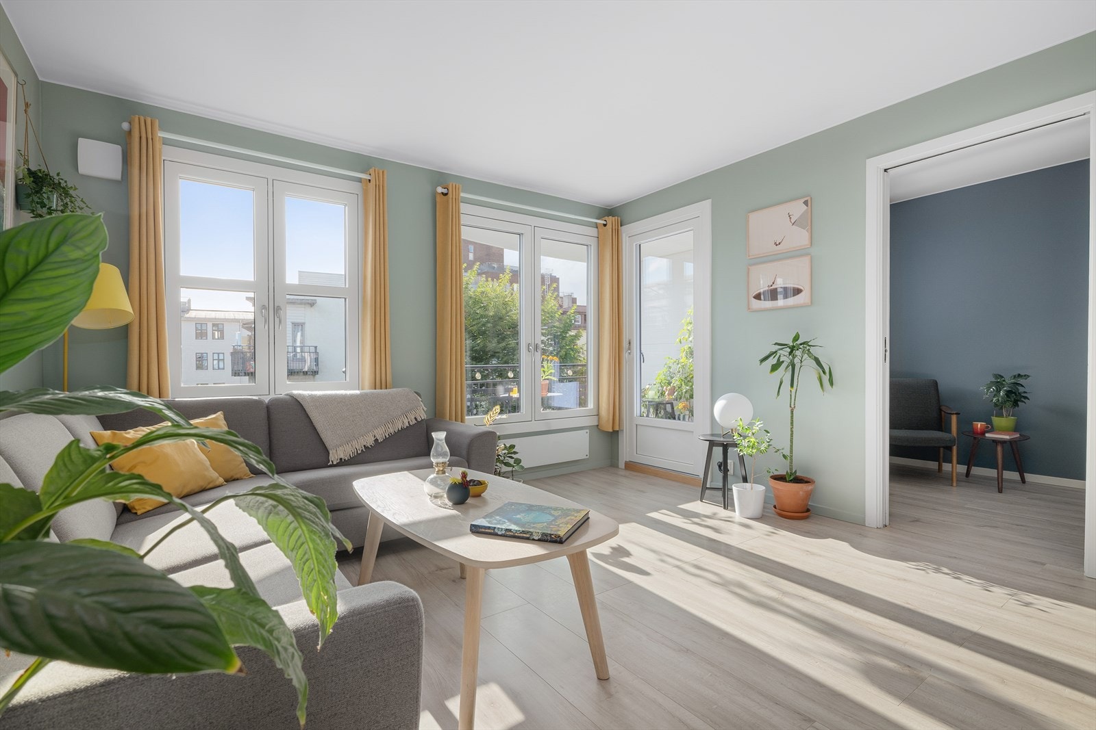 Fra stuen er det direkte utgang til den herlige, sydvestvendte balkongen. Galleribilde