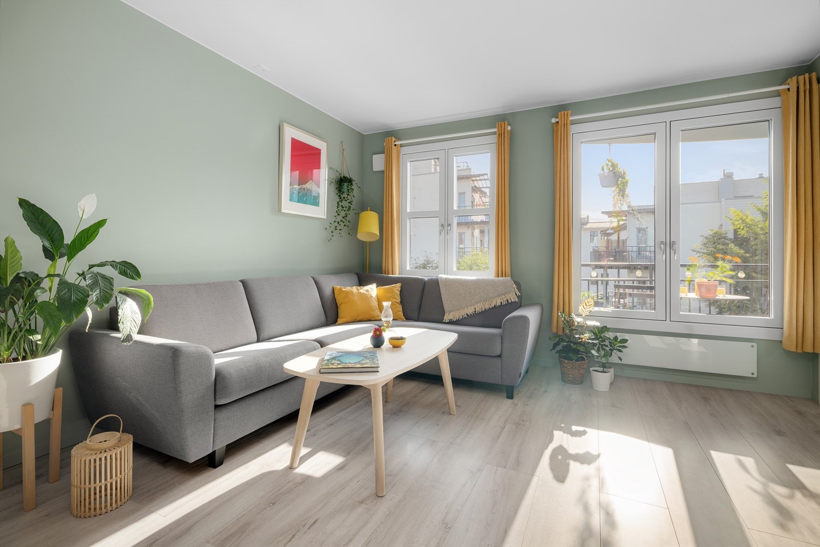 Stuen har en god utforming med rikelig plass for en stor sofagruppe. Galleribilde