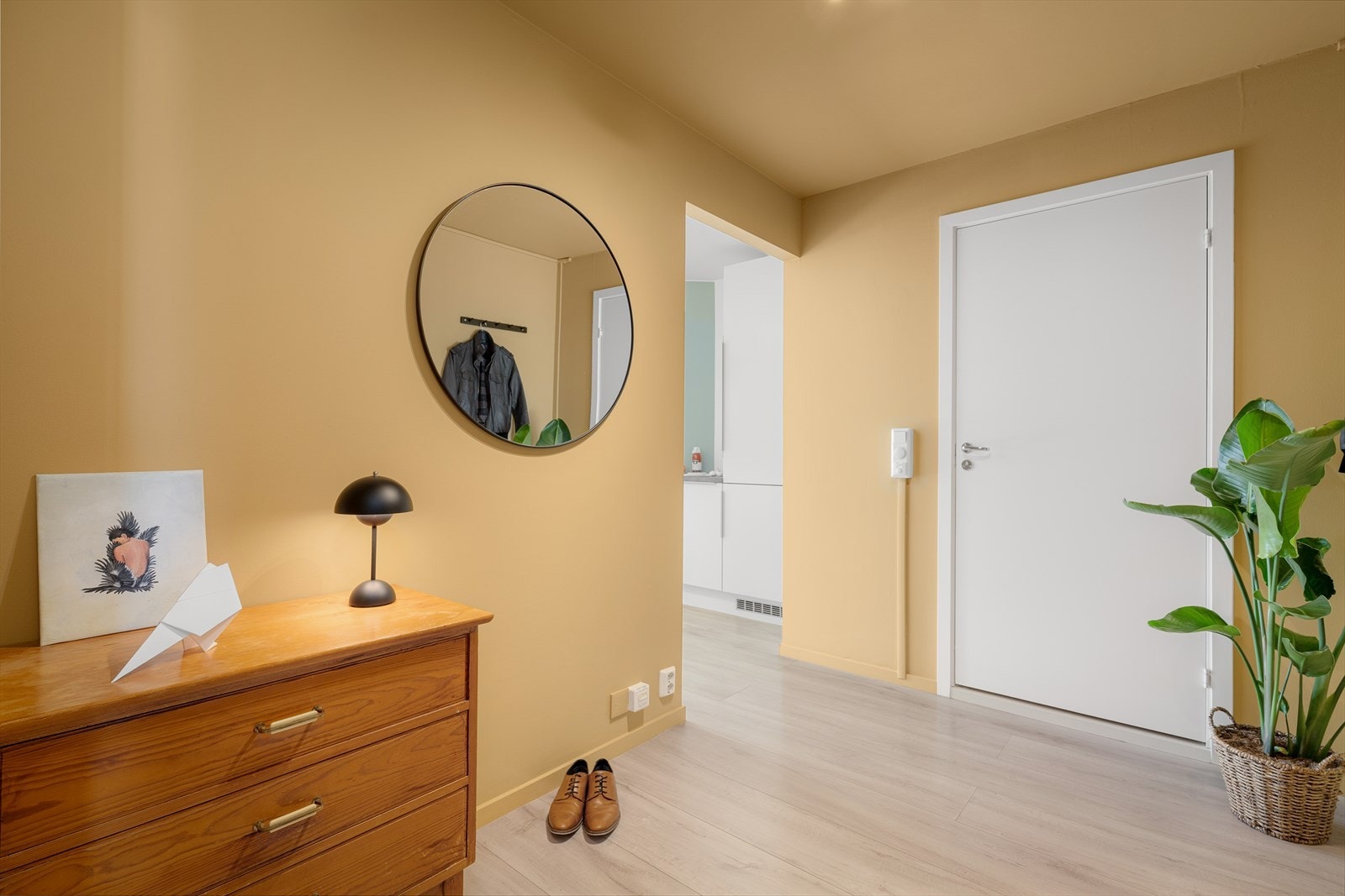 Innbydende entré med god plass til oppbevaring av yttertøy og sko. Galleribilde